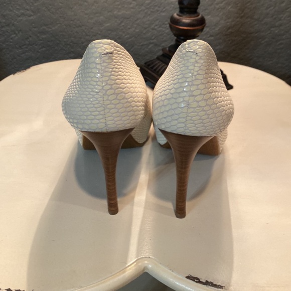 Gianni Bini white heels excellent condition in box - Picture 3 of 11